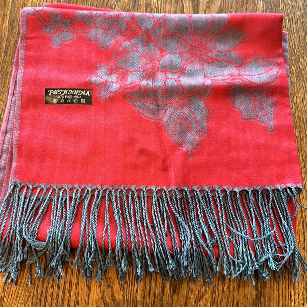 Nwot. 100%pashmina scarf